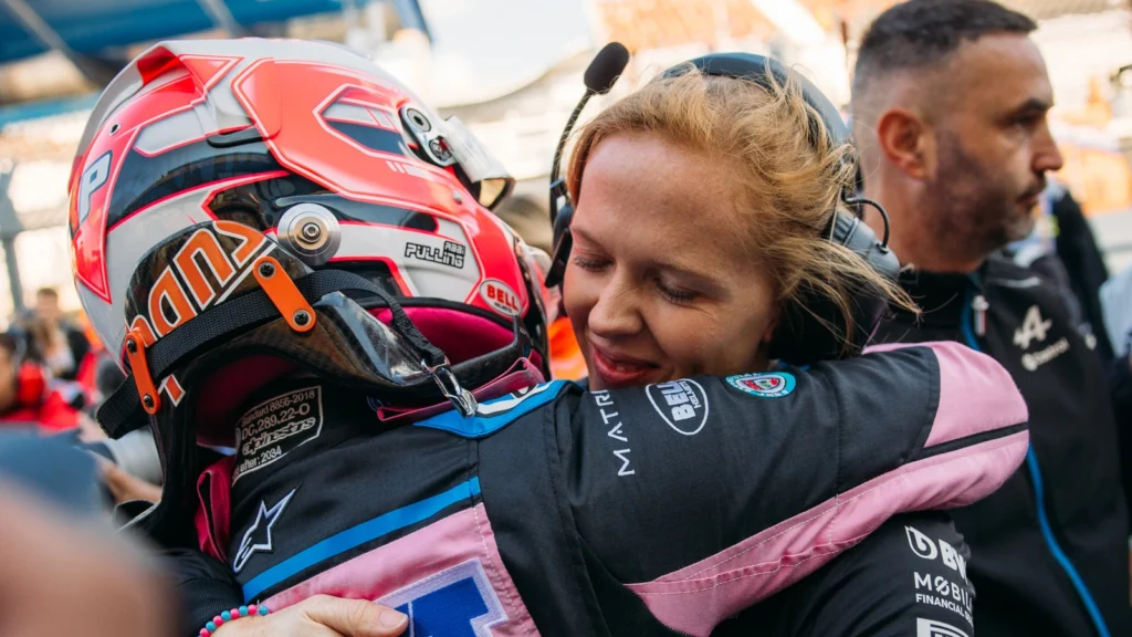 Abbi Pulling owes a lot of her F1 Academy success to Alice Powell