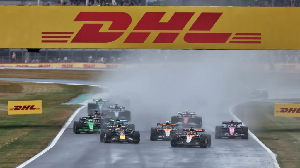Oscar Piastri (AUS) McLaren MCL39 leads Max Verstappen (NLD) Red Bull Racing RB21 as the Mercedes FIA Safety Car heads to the pits. 06.07.2025. Formula 1 World Championship, Rd 12, British Grand Prix, Silverstone, England, Race Day